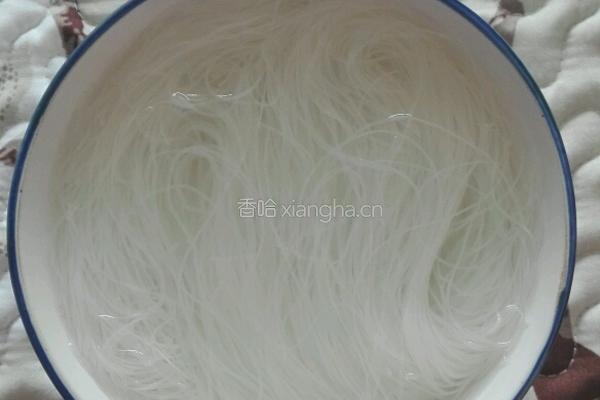 酸菜肉丝粉丝汤的做法图解2