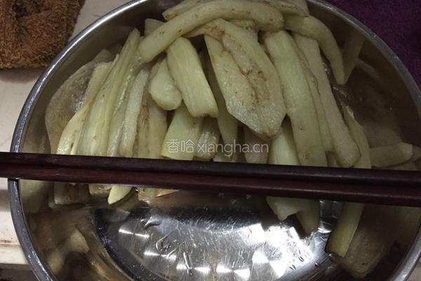 鱼香茄子煲的做法图解1
