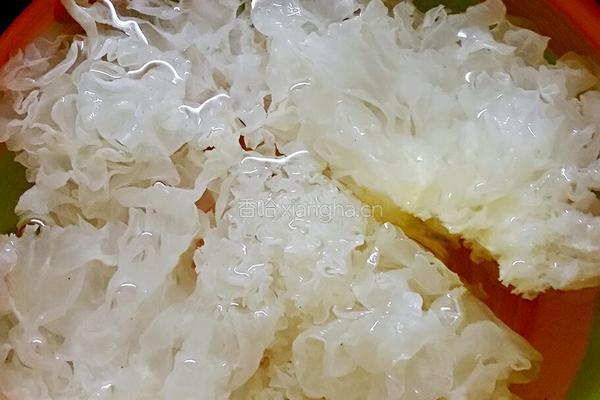 银耳鹌鹑蛋红枣糖水的做法图解2