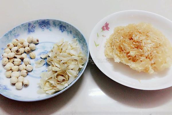 莲子百合银耳糖水的做法图解1