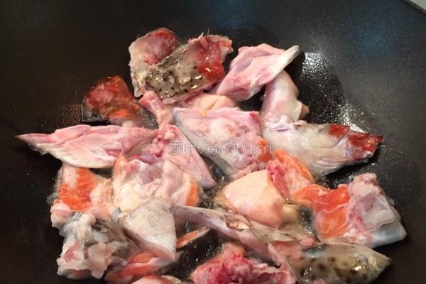 三文鱼头豆腐玉米红萝卜汤的做法图解1