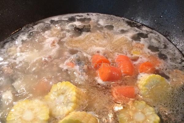 三文鱼头豆腐玉米红萝卜汤的做法图解3
