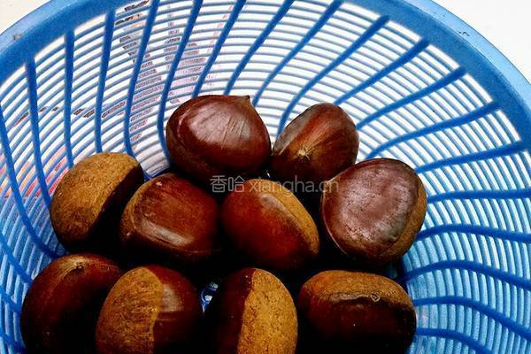 板栗乌鸡汤的做法图解2