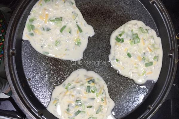 韭菜鸡蛋饼的做法图解2