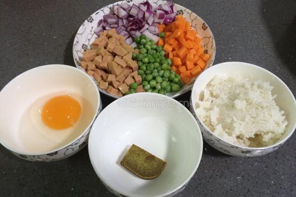 咖喱炒饭的做法图解1