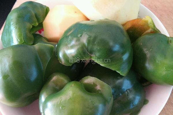 土豆片大辣椒的做法图解1