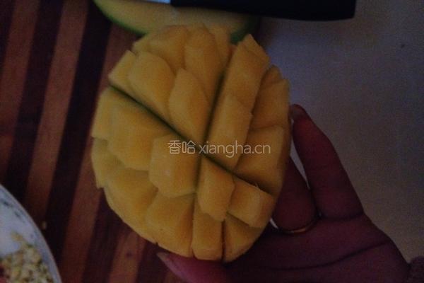 芒果葡萄干酸奶汁的做法图解1
