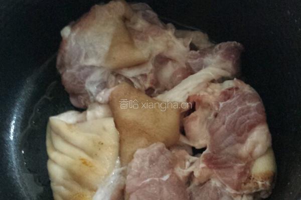 猪脚木瓜银耳养颜汤的做法图解1