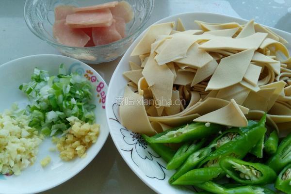 尖椒干豆腐的做法图解1