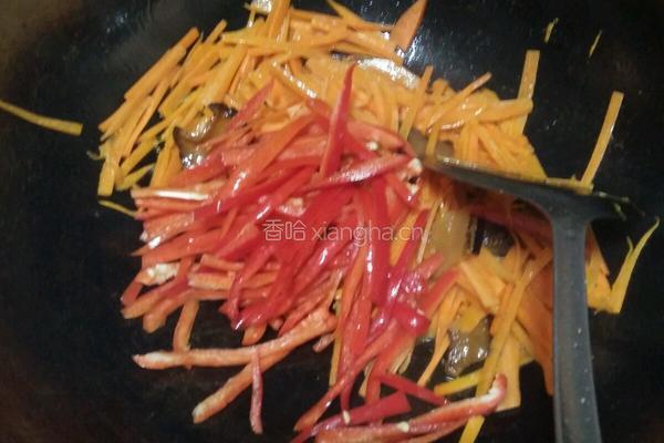 胡萝卜丝炒腊肉的做法图解5