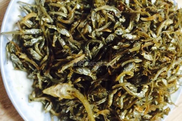 小鱼炒花生的做法图解1