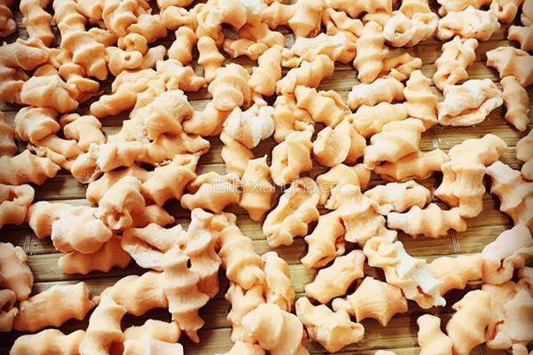 肉末香芹炒麻食的做法图解3
