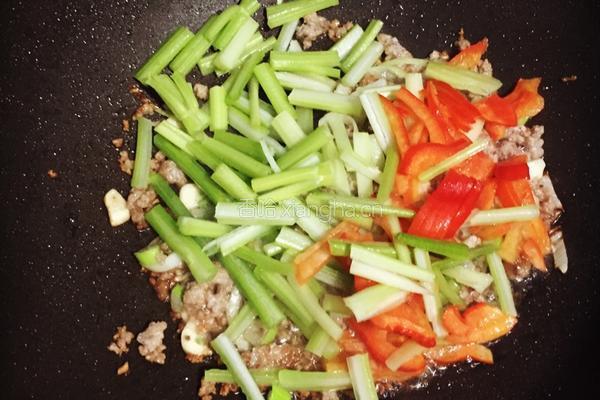 肉末香芹炒麻食的做法图解8