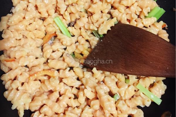 肉末香芹炒麻食的做法图解9