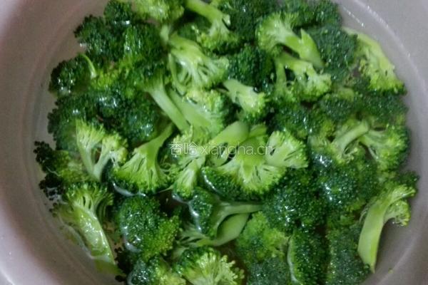 番茄炒西兰花的做法图解1