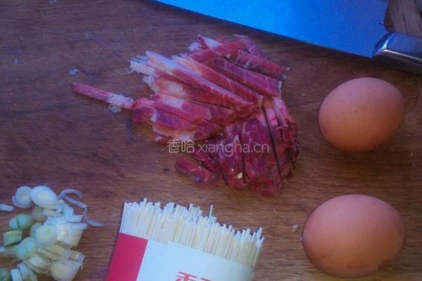 肉丝鸡蛋面的做法图解1