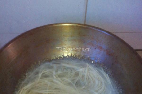 肉丝鸡蛋面的做法图解2