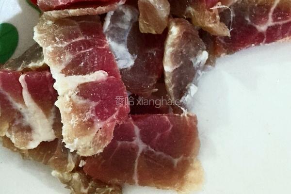 香干肉片娃娃菜的做法图解2