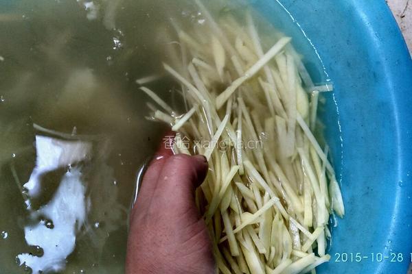 土豆炒鸡蛋的做法图解1