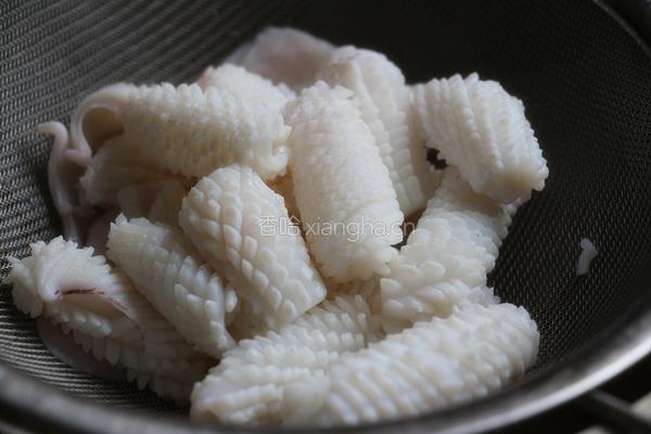 香辣鱿鱼花的做法图解5