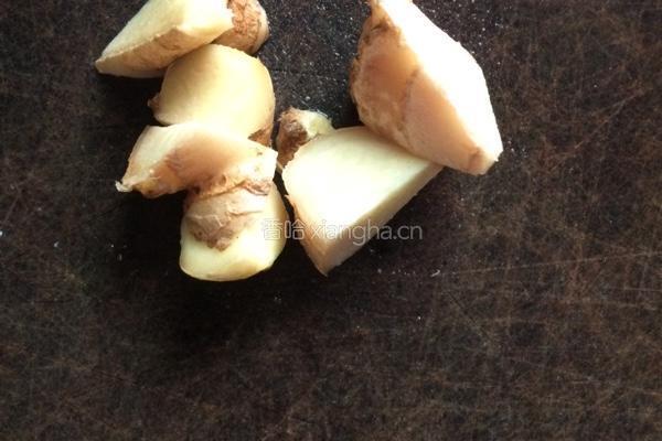板栗煲鸡汤的做法图解2