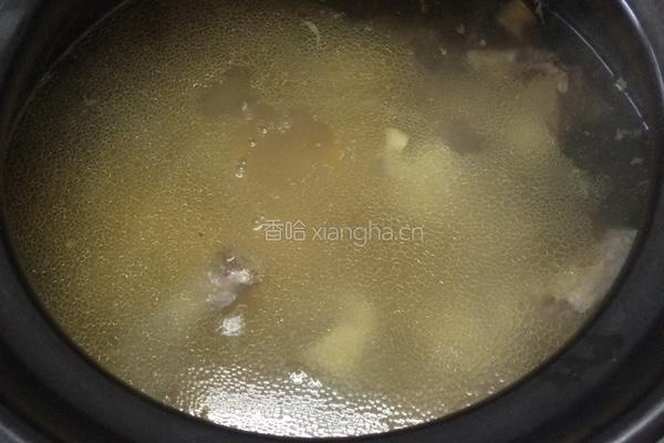 板栗煲鸡汤的做法图解3