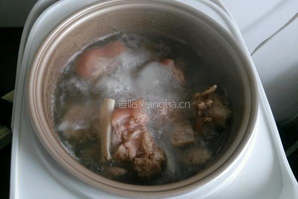 红烧黄豆猪蹄的做法图解1