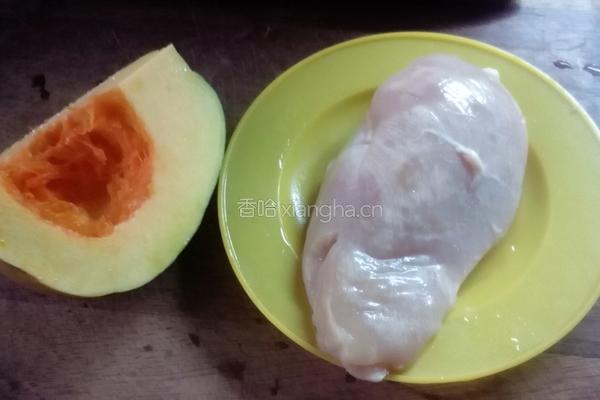 咸蛋南瓜炒鸡胸肉的做法图解1