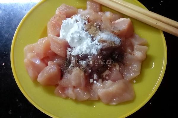 咸蛋南瓜炒鸡胸肉的做法图解3