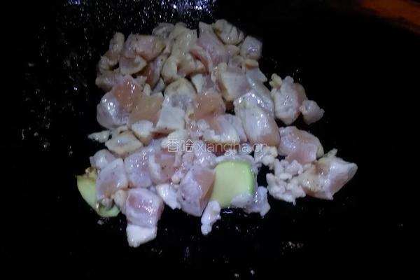咸蛋南瓜炒鸡胸肉的做法图解5