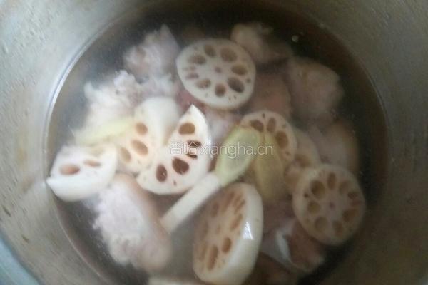 猪脚莲藕汤的做法图解4
