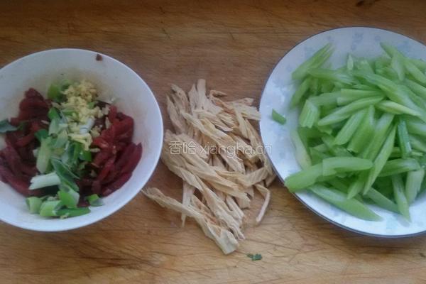 牛肉丝炒芹菜的做法图解1