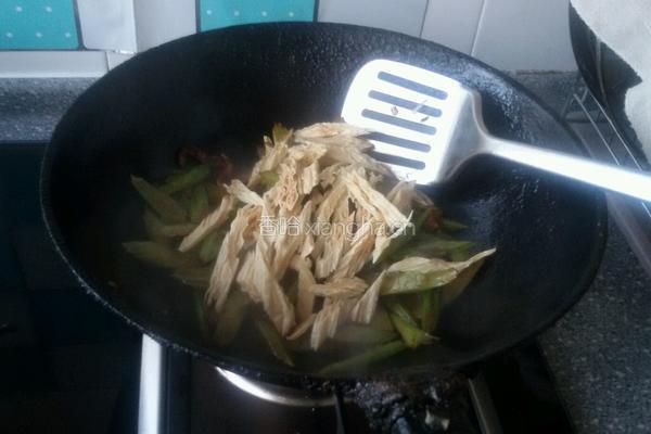 牛肉丝炒芹菜的做法图解4