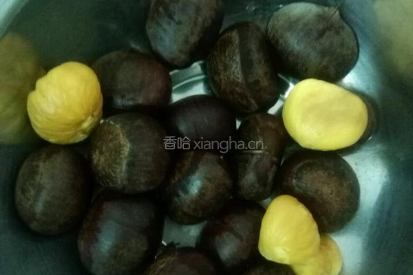 电饭煲栗子鸡的做法图解1