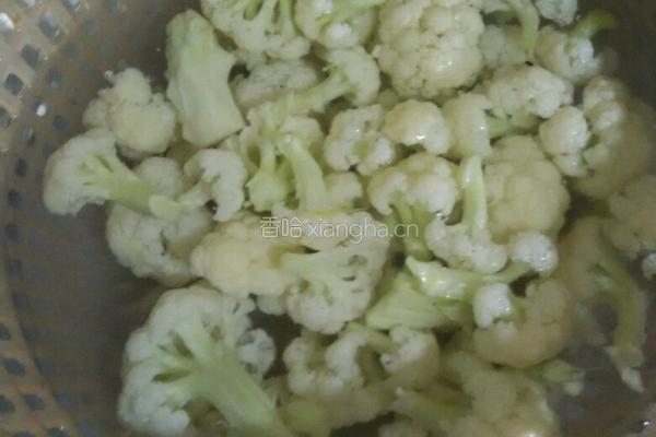 花菜虾仁的做法图解1