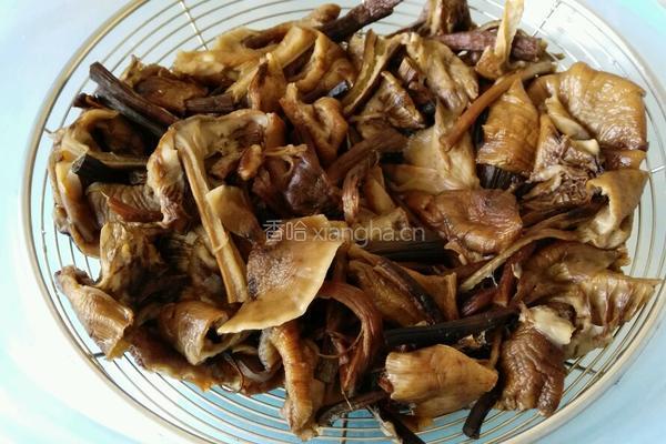 排骨榛蘑炖粉条的做法图解1