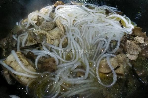 排骨榛蘑炖粉条的做法图解9