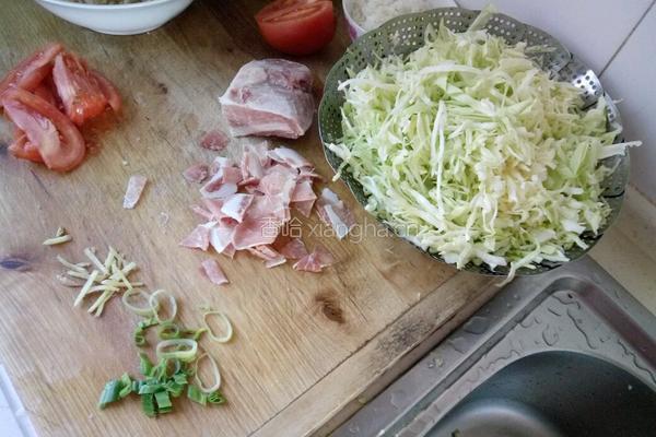 甘蓝炒肉的做法图解1
