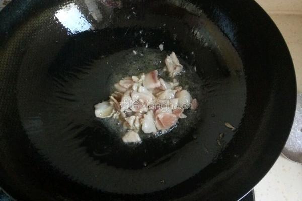 甘蓝炒肉的做法图解2