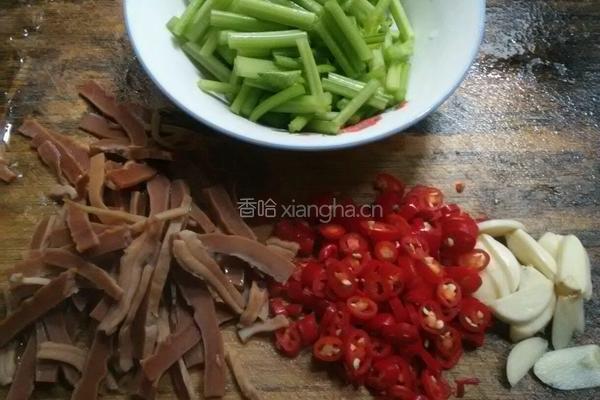 芹菜鱿鱼丝的做法图解4