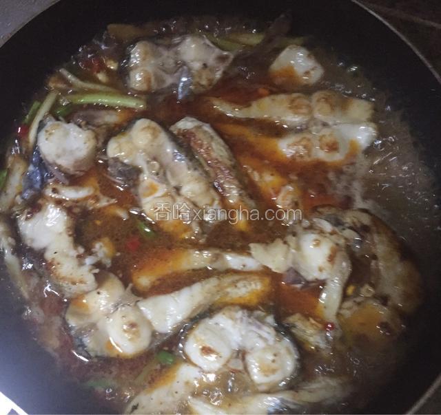 加入煎微黄鲩鱼后加入适量水和生抽（用腌鱼碗加水就好，里面有料酒，生粉)加鸡精、少许盐收汁关火