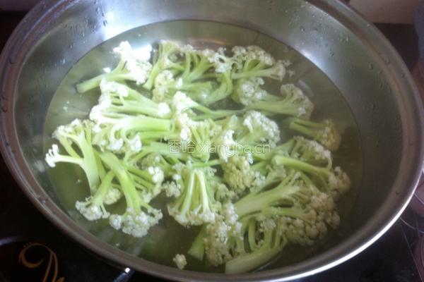 猪肉炒花菜胡萝卜的做法图解3