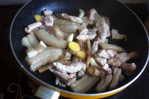 猪肉炒花菜胡萝卜的做法图解5