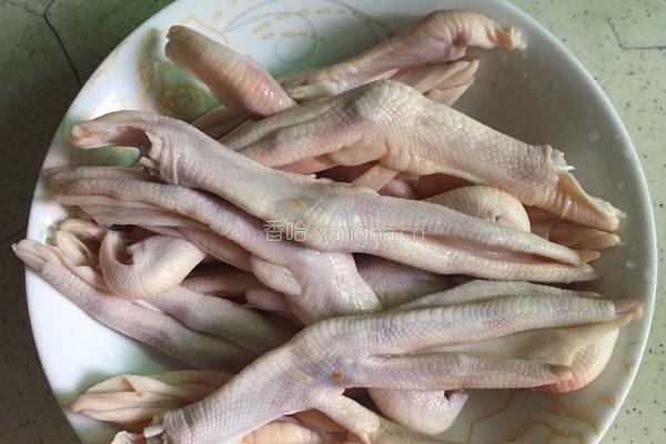 啤酒卤鸭脚的做法图解1