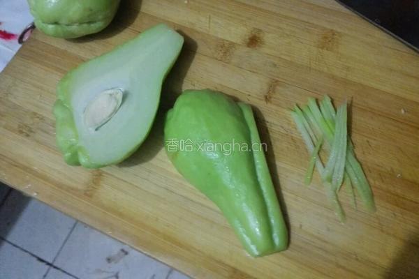 酸辣佛手瓜的做法图解2