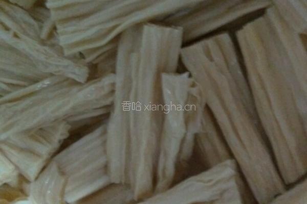 木耳腐竹拌蔬菜的做法图解3