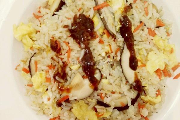 香菇鸡蛋胡萝卜炒饭的做法图解3