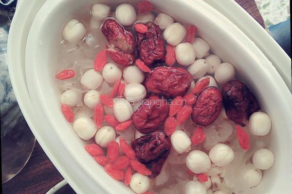 银耳莲子红枣羹的做法图解3
