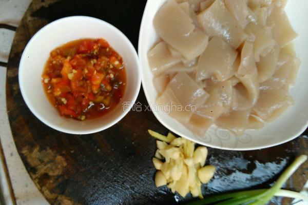 剁椒炒魔芋豆腐的做法图解1