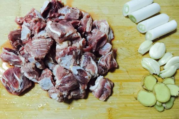 萝卜炖牛腩的做法图解1